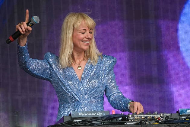 July 31, 2021, Lulworth, United Kingdom: Sara Cox, British female DJ performs live on stage at the UK family music and arts festival Camp Bestival in Lulworth. Lulworth United Kingdom - ZUMAs197 20210731_zaa_s197_066 Copyright: xDawnxFletcher-Parkx