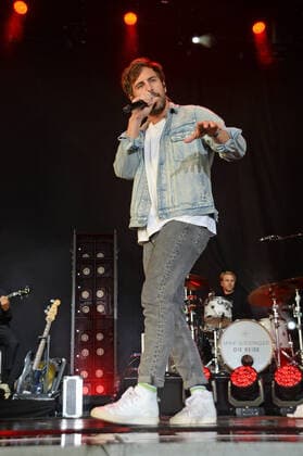Hamburg der 31.07.2021, Max Giesinger live mit seinem Programm Die Reise auf der Bühne im Cruise Inn Open Air auf dem Gelände des Cruise Center Steinwerder im Hamburger Hafen. Max Giesinger live mit seinem Programm Die Reise back on stage., Hamburg Hamburg Deutschland Steinwerder