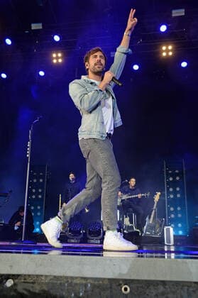 Hamburg der 31.07.2021, Max Giesinger live mit seinem Programm Die Reise auf der Bühne im Cruise Inn Open Air auf dem Gelände des Cruise Center Steinwerder im Hamburger Hafen. Max Giesinger live mit seinem Programm Die Reise back on stage., Hamburg Hamburg Deutschland Steinwerder