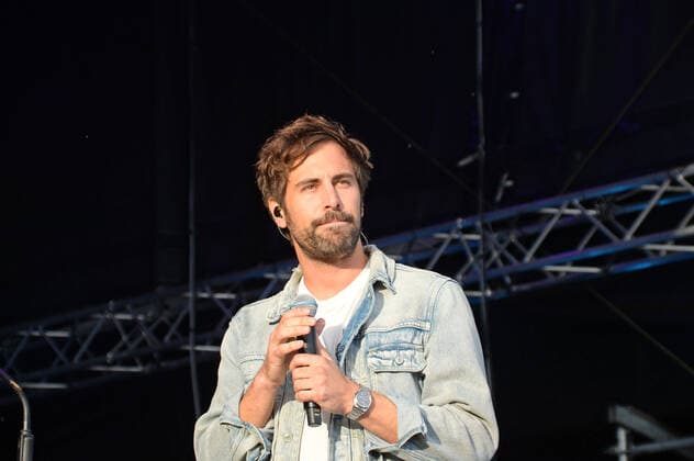 Hamburg der 31.07.2021, Max Giesinger live mit seinem Programm Die Reise auf der Bühne im Cruise Inn Open Air auf dem Gelände des Cruise Center Steinwerder im Hamburger Hafen. Max Giesinger live mit seinem Programm Die Reise back on stage., Hamburg Hamburg Deutschland Steinwerder