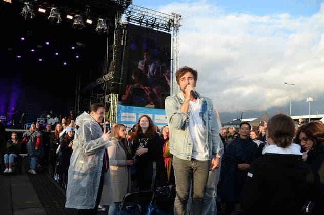 Hamburg der 31.07.2021, Max Giesinger live mit seinem Programm Die Reise auf der Bühne im Cruise Inn Open Air auf dem Gelände des Cruise Center Steinwerder im Hamburger Hafen. Max Giesinger live mit seinem Programm Die Reise back on stage., Hamburg Hamburg Deutschland Steinwerder