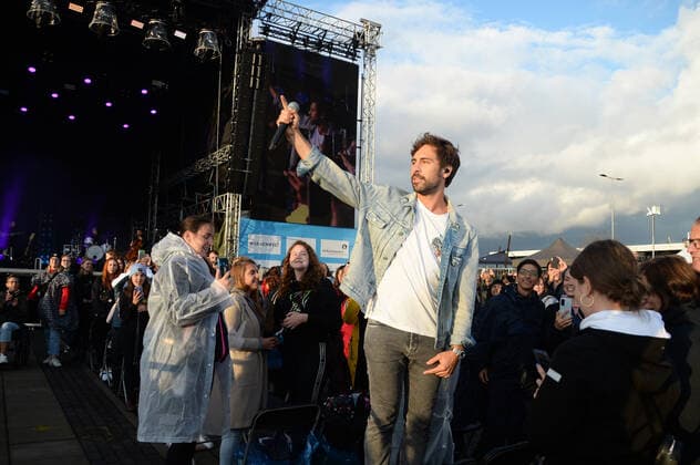 Hamburg der 31.07.2021, Max Giesinger live mit seinem Programm Die Reise auf der Bühne im Cruise Inn Open Air auf dem Gelände des Cruise Center Steinwerder im Hamburger Hafen. Max Giesinger live mit seinem Programm Die Reise back on stage., Hamburg Hamburg Deutschland Steinwerder