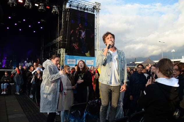 Hamburg der 31.07.2021, Max Giesinger live mit seinem Programm Die Reise auf der Bühne im Cruise Inn Open Air auf dem Gelände des Cruise Center Steinwerder im Hamburger Hafen. Max Giesinger live mit seinem Programm Die Reise back on stage., Hamburg Hamburg Deutschland Steinwerder