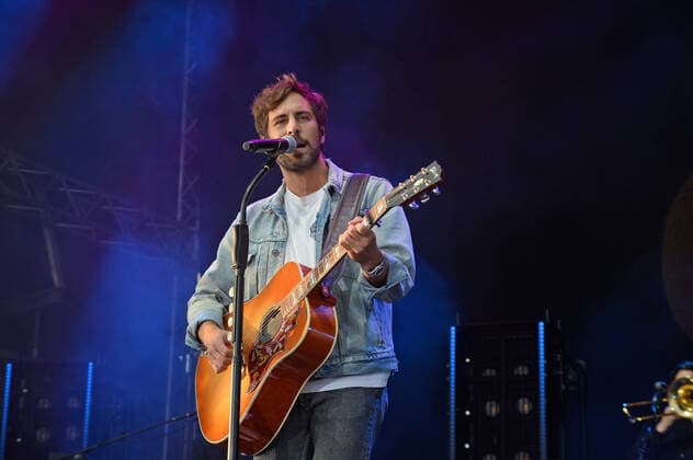 Hamburg der 31.07.2021, Max Giesinger live mit seinem Programm Die Reise auf der Bühne im Cruise Inn Open Air auf dem Gelände des Cruise Center Steinwerder im Hamburger Hafen. Max Giesinger live mit seinem Programm Die Reise back on stage., Hamburg Hamburg Deutschland Steinwerder