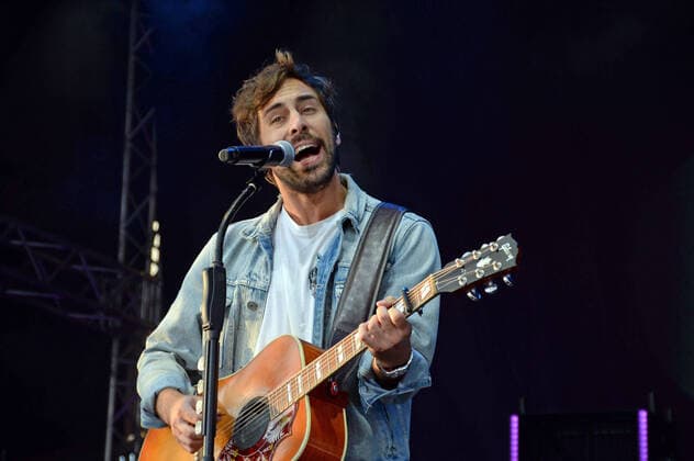Bilder des Jahres 2021, Entertainment 07 Juli Entertainment Themen der Woche KW30 Entertainment Bilder des Tages Hamburg der 31.07.2021, Max Giesinger live mit seinem Programm Die Reise auf der Bühne im Cruise Inn Open Air auf dem Gelände des Cruise Center Steinwerder im Hamburger Hafen. Max Giesinger live mit seinem Programm Die Reise back on stage., Hamburg Hamburg Deutschland Steinwerder *** Hamburg the 31 07 2021, Max Giesinger live with his program The Journey on stage at Cruise Inn Open Air on the grounds of Cruise Center Steinwerder in the Port of Hamburg Max Giesinger live with his program The Journey back on stage , Hamburg Hamburg Germany Steinwerder