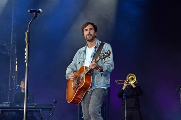 Hamburg der 31.07.2021, Max Giesinger live mit seinem Programm Die Reise auf der Bühne im Cruise Inn Open Air auf dem Gelände des Cruise Center Steinwerder im Hamburger Hafen. Max Giesinger live mit seinem Programm Die Reise back on stage., Hamburg Hamburg Deutschland Steinwerder