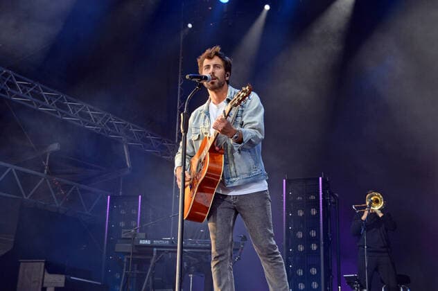 Hamburg der 31.07.2021, Max Giesinger live mit seinem Programm Die Reise auf der Bühne im Cruise Inn Open Air auf dem Gelände des Cruise Center Steinwerder im Hamburger Hafen. Max Giesinger live mit seinem Programm Die Reise back on stage., Hamburg Hamburg Deutschland Steinwerder
