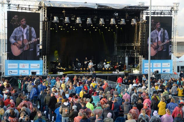Hamburg der 31.07.2021, Max Giesinger live mit seinem Programm Die Reise auf der Bühne im Cruise Inn Open Air auf dem Gelände des Cruise Center Steinwerder im Hamburger Hafen. Max Giesinger live mit seinem Programm Die Reise back on stage., Hamburg Hamburg Deutschland Steinwerder