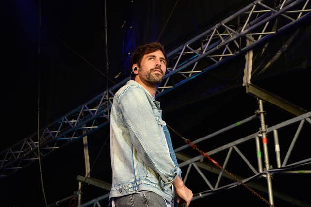 Hamburg der 31.07.2021, Max Giesinger live mit seinem Programm Die Reise auf der Bühne im Cruise Inn Open Air auf dem Gelände des Cruise Center Steinwerder im Hamburger Hafen. Max Giesinger live mit seinem Programm Die Reise back on stage., Hamburg Hamburg Deutschland Steinwerder