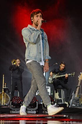 Hamburg der 31.07.2021, Max Giesinger live mit seinem Programm Die Reise auf der Bühne im Cruise Inn Open Air auf dem Gelände des Cruise Center Steinwerder im Hamburger Hafen. Max Giesinger live mit seinem Programm Die Reise back on stage., Hamburg Hamburg Deutschland Steinwerder