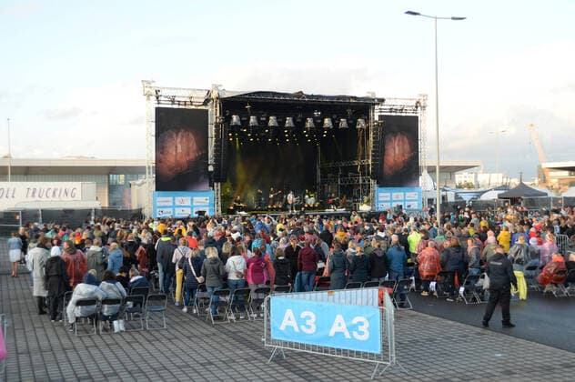 Hamburg der 31.07.2021, Max Giesinger live mit seinem Programm Die Reise auf der Bühne im Cruise Inn Open Air auf dem Gelände des Cruise Center Steinwerder im Hamburger Hafen. Max Giesinger live mit seinem Programm Die Reise back on stage., Hamburg Hamburg Deutschland Steinwerder