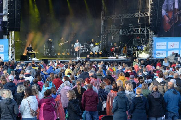Hamburg der 31.07.2021, Max Giesinger live mit seinem Programm Die Reise auf der Bühne im Cruise Inn Open Air auf dem Gelände des Cruise Center Steinwerder im Hamburger Hafen. Max Giesinger live mit seinem Programm Die Reise back on stage., Hamburg Hamburg Deutschland Steinwerder