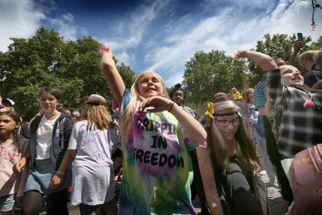 July 31, 2021, London, United Kingdom: A protester wearing a t-shirt with a freedom slogan throws plastic balls with messages over the barriers during the demonstration..Children and their parents protest in Central London against continued Covid-19 restrictions and vaccination of children. London United Kingdom - ZUMAs197 20210731_zaa_s197_265 Copyright: xMartinxPopex