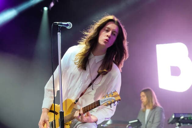 Entertainment Bilder des Tages July 31, 2021, Lulworth, Dorset, United Kingdom: Tom Ogden, lead singer and guitarist with British indie pop band Blossoms, BBC s Sound of New Music list in 2016, and Mercury Music Prize nominees playing on stage at Camp Bestival Festival, Lulworth, Dorset UK. Lulworth United Kingdom - ZUMAs197 20210731_zaa_s197_307 Copyright: xDawnxFletcher-Parkx