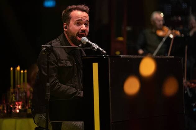 PALAZZO MEETS CLASSIC 30.07.2021 - Singer und Songwriter Jonathan Zelter ¦ Europaplatz. Palazzozelt. Palazzo meets Classic mit dem SAP Sinfonieorchester unter der Leitung von Frederik Diehl und Showacts. Mannheim Baden-Württemberg