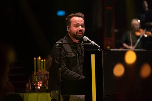 PALAZZO MEETS CLASSIC 30.07.2021 - Singer und Songwriter Jonathan Zelter ¦ Europaplatz. Palazzozelt. Palazzo meets Classic mit dem SAP Sinfonieorchester unter der Leitung von Frederik Diehl und Showacts. Mannheim Baden-Württemberg