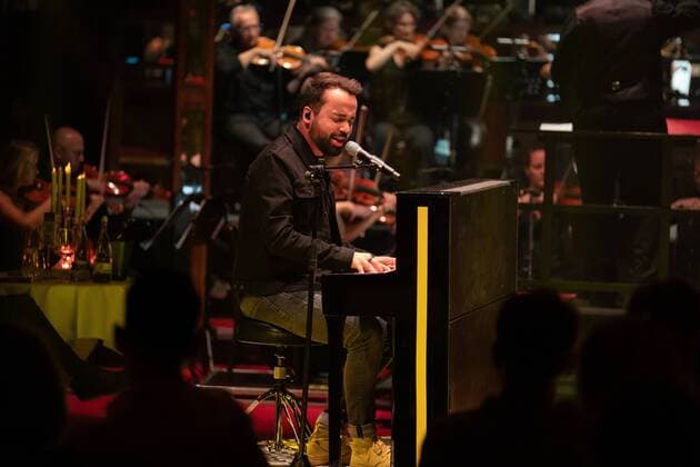 PALAZZO MEETS CLASSIC 30.07.2021 - Singer und Songwriter Jonathan Zelter ¦ Europaplatz. Palazzozelt. Palazzo meets Classic mit dem SAP Sinfonieorchester unter der Leitung von Frederik Diehl und Showacts. Mannheim Baden-Württemberg