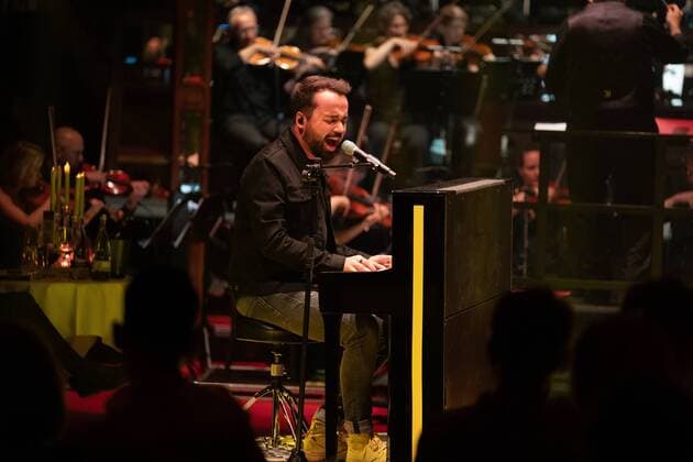 Entertainment Bilder des Tages PALAZZO MEETS CLASSIC 30.07.2021 - Singer und Songwriter Jonathan Zelter ¦ Europaplatz. Palazzozelt. Palazzo meets Classic mit dem SAP Sinfonieorchester unter der Leitung von Frederik Diehl und Showacts. Mannheim Baden-Württemberg