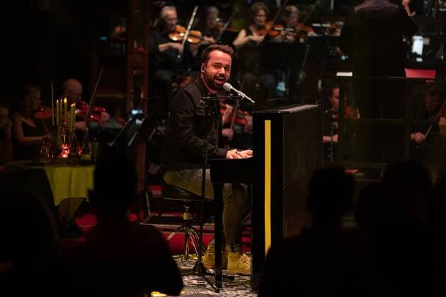 PALAZZO MEETS CLASSIC 30.07.2021 - Singer und Songwriter Jonathan Zelter ¦ Europaplatz. Palazzozelt. Palazzo meets Classic mit dem SAP Sinfonieorchester unter der Leitung von Frederik Diehl und Showacts. Mannheim Baden-Württemberg