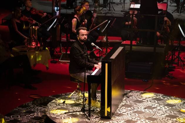 PALAZZO MEETS CLASSIC 30.07.2021 - Singer und Songwriter Jonathan Zelter ¦ Europaplatz. Palazzozelt. Palazzo meets Classic mit dem SAP Sinfonieorchester unter der Leitung von Frederik Diehl und Showacts. Mannheim Baden-Württemberg