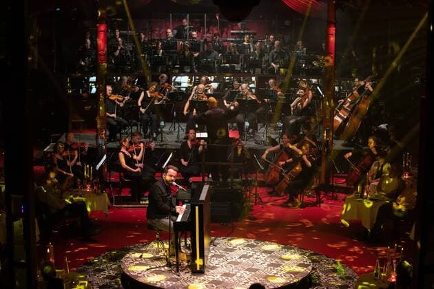 PALAZZO MEETS CLASSIC 30.07.2021 - Singer und Songwriter Jonathan Zelter ¦ Europaplatz. Palazzozelt. Palazzo meets Classic mit dem SAP Sinfonieorchester unter der Leitung von Frederik Diehl und Showacts. Mannheim Baden-Württemberg