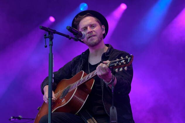 Bilder des Jahres 2021, Entertainment 07 Juli Entertainment Themen der Woche KW30 Johannes Oerding - Lagerfeuer Acoustics Tour am 31.07.2021 auf dem Freigelände der König-Pilsener-Arena in Oberhausen Johannes Oerding steht am 31.07.2021 auf dem Freigelände der König-Pilsener-Arena in Oberhausen auf der Bühne. *** Johannes Oerding Lagerfeuer Acoustics Tour on 31 07 2021 at the open-air ground of the König Pilsener Arena in Oberhausen Johannes Oerding will be on stage on 31 07 2021 at the open-air ground of the König Pilsener Arena in Oberhausen xJFx