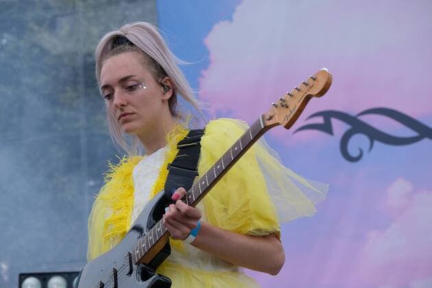 31.07.2021 xkhx Kassel,Kulturzelt Konzert BLOND, bestehend aus den Schwestern Lotta (Schlagzeug, Rap und Gesang) , Nina Kummer (Gitarre und Gesang),Johann Bonitz (Bass und Keys)