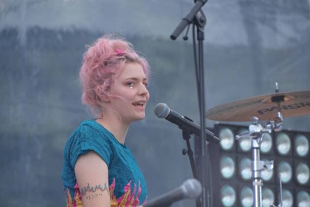 31.07.2021 xkhx Kassel,Kulturzelt Konzert BLOND, bestehend aus den Schwestern Lotta (Schlagzeug, Rap und Gesang) , Nina Kummer (Gitarre und Gesang),Johann Bonitz (Bass und Keys)