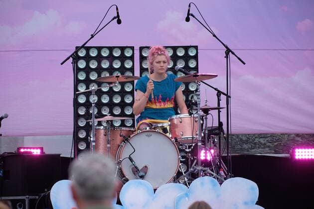 31.07.2021 xkhx Kassel,Kulturzelt Konzert BLOND, bestehend aus den Schwestern Lotta (Schlagzeug, Rap und Gesang) , Nina Kummer (Gitarre und Gesang),Johann Bonitz (Bass und Keys)