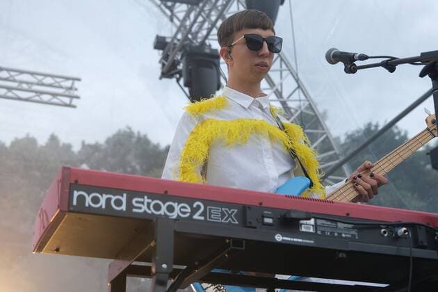 31.07.2021 xkhx Kassel,Kulturzelt Konzert BLOND, bestehend aus den Schwestern Lotta (Schlagzeug, Rap und Gesang) , Nina Kummer (Gitarre und Gesang),Johann Bonitz (Bass und Keys)