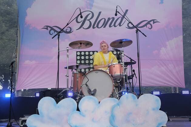 31.07.2021 xkhx Kassel,Kulturzelt Konzert BLOND, bestehend aus den Schwestern Lotta (Schlagzeug, Rap und Gesang) , Nina Kummer (Gitarre und Gesang),Johann Bonitz (Bass und Keys)