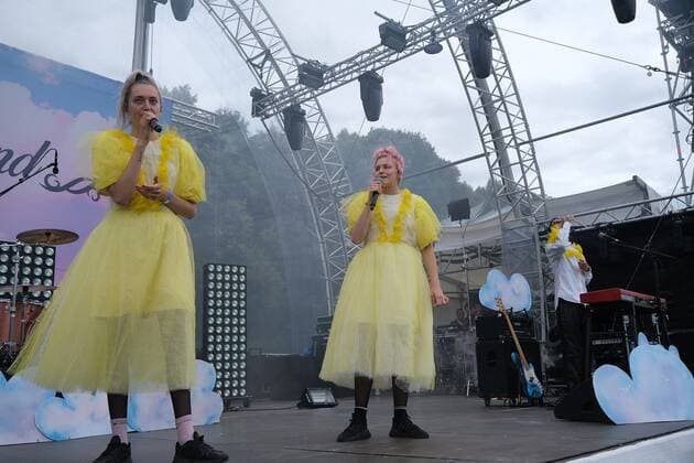 31.07.2021 xkhx Kassel,Kulturzelt Konzert BLOND, bestehend aus den Schwestern Lotta (Schlagzeug, Rap und Gesang) , Nina Kummer (Gitarre und Gesang),Johann Bonitz (Bass und Keys)