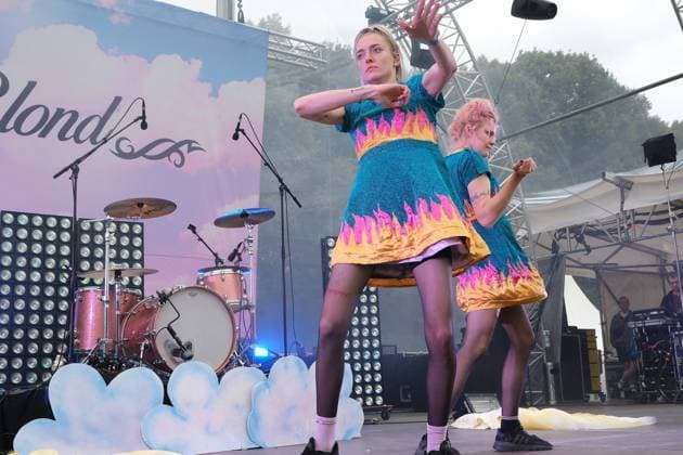 31.07.2021 xkhx Kassel,Kulturzelt Konzert BLOND, bestehend aus den Schwestern Lotta (Schlagzeug, Rap und Gesang) , Nina Kummer (Gitarre und Gesang),Johann Bonitz (Bass und Keys)