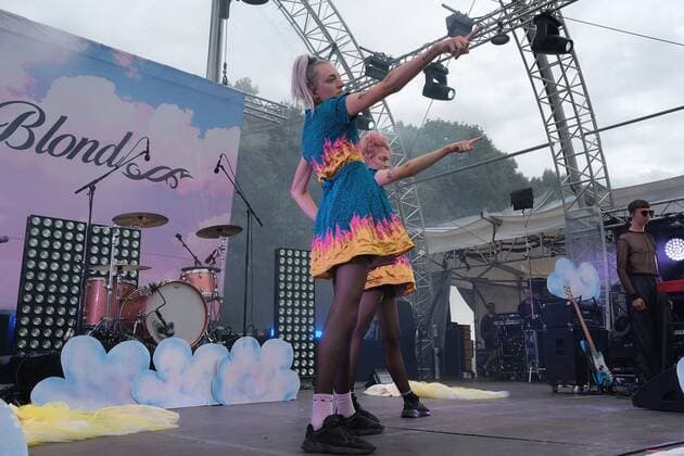 31.07.2021 xkhx Kassel,Kulturzelt Konzert BLOND, bestehend aus den Schwestern Lotta (Schlagzeug, Rap und Gesang) , Nina Kummer (Gitarre und Gesang),Johann Bonitz (Bass und Keys)