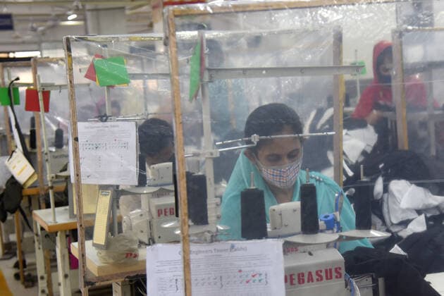 Virus Outbreak Bangladesh Garment workers work at a factory after garment factories reopened during Covid-19 lockdown in Dhaka, Bangladesh, on August 1, 2021 Dhaka Bangladesh rashid-garments210801_nplsH  Copyright: xSTRx