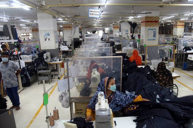 Virus Outbreak Bangladesh Garment workers work at a factory after garment factories reopened during Covid-19 lockdown in Dhaka, Bangladesh, on August 1, 2021 Dhaka Bangladesh rashid-garments210801_npRk7  Copyright: xSTRx