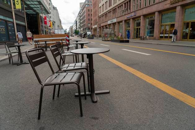 Vollkommen unattraktiv ist der Teil der Friedrichstraße in Berlin-Mitte, der zur autofreien Zone erklärt wurde. Das Motto der verantwortlichen Stadtplaner Volle Straßen ohne Autos erfüllt sich nicht. Foto: Volker Hohlfeld Unattraktive Friedrichstraße *** The part of Friedrichstraße in Berlin Mitte that has been declared a car-free zone is completely unattractive The motto of the responsible city planners Full streets without cars is not being fulfilled Photo Volker Hohlfeld Unattractive Friedrichstraße