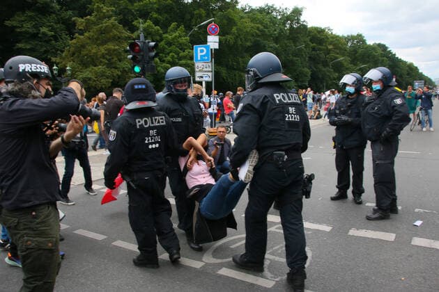 Bilder des Jahres 2021, News 08 August News Themen der Woche KW30 News Bilder des Tages nach der dritten aufforderung der polizei wir eine junge frau von der polizei weggetragen. verbotene querdenker-demo auf der straße des 17. juni an der sigessäule *** after the third request of the police a young woman is carried away by the police forbidden lateral thinkers demo on the street of the 17 june at the sigessäule