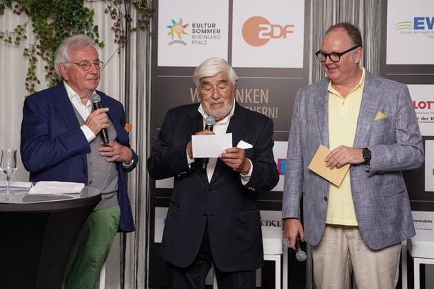 Verleihung des Mario Adorf Preises 01.08.2021 - v.l. Hans Werner Kilz, Mario Adorf, Harald Christ bei der Verleihung des Mario-Adorf-Preises bei den Nibelungen-Festspielen in Worms. Worms Nibelungen Festspiele Rheinland-Pfalz