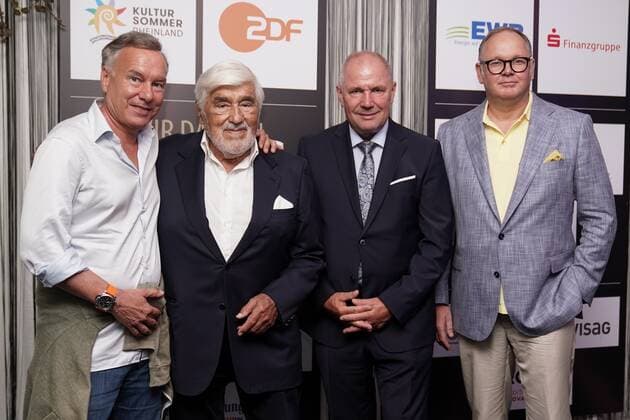Verleihung des Mario Adorf Preises 01.08.2021 - v.l. Nico Hofmann, Mario Adorf, Adolf Kessel und Harald Christ bei der Verleihung des Mario-Adorf-Preises bei den Nibelungen-Festspielen in Worms. Worms Nibelungen Festspiele Rheinland-Pfalz