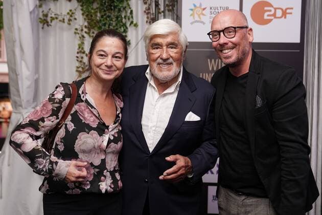 Verleihung des Mario Adorf Preises 01.08.2021 - v.l. Petra Simon, Mario Adorf & Sascha Kaiser bei der Verleihung des Mario-Adorf-Preises bei den Nibelungen-Festspielen in Worms. Worms Nibelungen Festspiele Rheinland-Pfalz