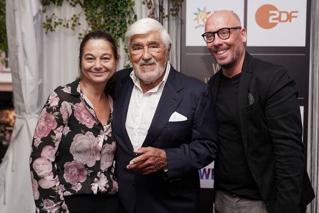 Verleihung des Mario Adorf Preises 01.08.2021 - v.l. Petra Simon, Mario Adorf & Sascha Kaiser bei der Verleihung des Mario-Adorf-Preises bei den Nibelungen-Festspielen in Worms. Worms Nibelungen Festspiele Rheinland-Pfalz