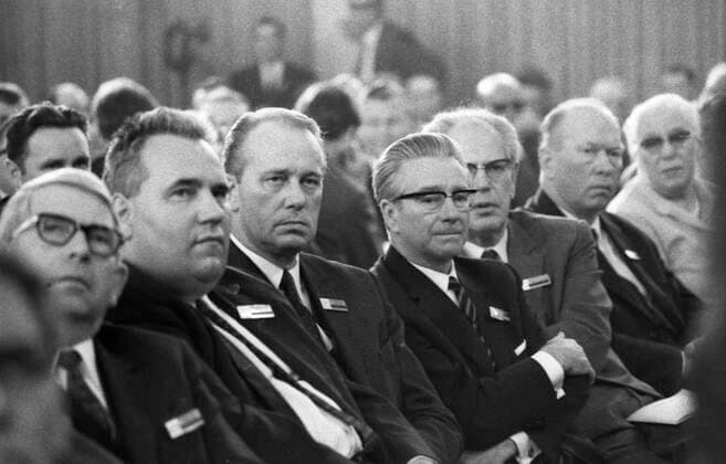 SPD-Parteitag vom 16.-18.4.1969 DEU, Deutschland, Bad Godesberg: Unter dem Motto Erfolg, Stabilitaet, Reformen gestaltete die SPD ihrer Parteitag vom 16.-18.4.1969 in Bad Godesberg. N.N. .Gewerkschaftsführer Heinz Kluncker,Heinz-Oskar Vetter, Otto Brenner, N.N. N.N. N.N. von links DEU, Germany, Bad Godesberg: Under the motto Success, Stability, Reforms, the SPD held its party convention in Bad Godesberg from April 16-18, 1969. NRW *** SPD Party Convention of 16 18 4 1969 DEU, Germany, Bad Godesberg Under the motto Success, Stability, Reforms, the SPD held its party convention in Bad Godesberg from April 16 18, 1969 NRW