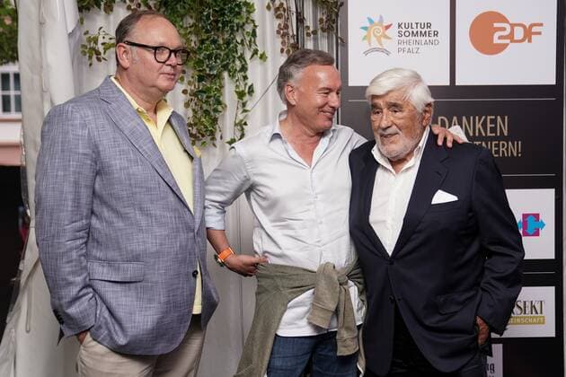 Verleihung des Mario Adorf Preises 01.08.2021 - v.l. Harald Christ, Nico Hofmann und Mario Adorf bei der Verleihung des Mario-Adorf-Preises bei den Nibelungen-Festspielen in Worms. Worms Nibelungen Festspiele Rheinland-Pfalz