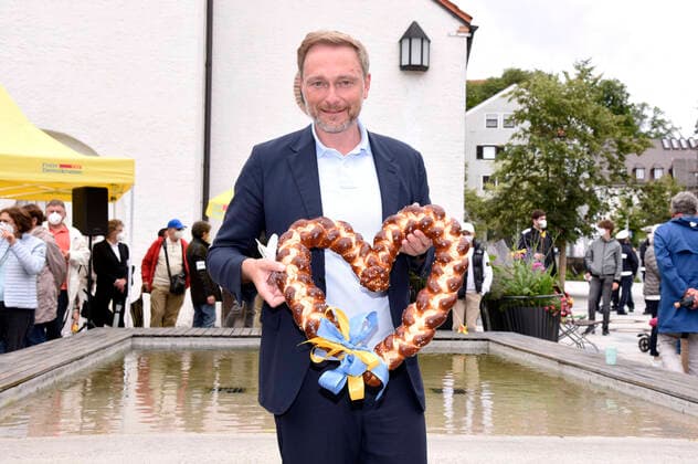 News Bilder des Tages Christian Lindner auf Sommertour der FDP auf dem Kirchplatz. Starnberg, 01.08.2021