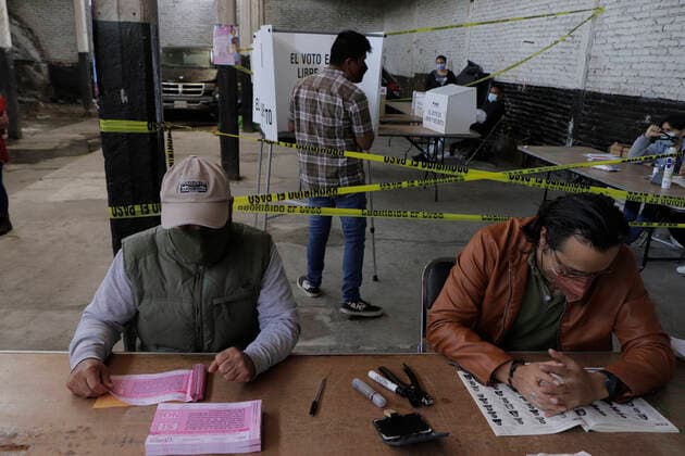 First Popular Consultation In Mexico A man casts her vote at a ballot box installed in Colonia El Vergel, Iztapalapa, during the First Popular Consultation in Mexico, where citizens were asked whether they agree or disagree with the possibility of initiating criminal proceedings against past rulers, whose participation process was organised by the National Electoral Institute. Mexico City Mexico vieyra-notitle210801_npQB5  Copyright: xGerardoxVieyrax