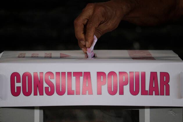 First Popular Consultation In Mexico A person casts his vote in a ballot box installed in the Colonia El Vergel, Iztapalapa, on the occasion of the First Popular Consultation in Mexico, where citizens were asked whether they agree or disagree with the possibility of initiating criminal proceedings against past rulers, whose participation process was organised by the National Electoral Institute. Mexico City Mexico vieyra-notitle210801_npSOZ  Copyright: xGerardoxVieyrax