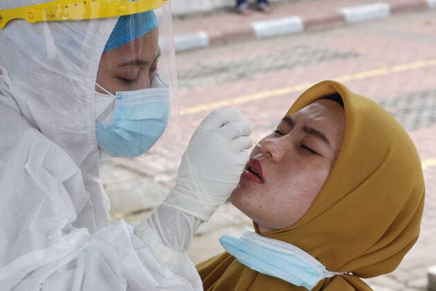 People take polymerase chain reaction (PCR) tests at the University Hospital of North Sumatra (USU). The hospital, provides PCR and swab facilities to break the chain of spread and transmission of COVID-19. Where: Medan, North Sumatra province, Indonesia When: 02 Aug 2021 Credit: Raden Armand pigura.id Cover Images Copyright: xRADENxARMANDx 41639787 EDITORIAL USE ONLY. NOT FOR USE BY NEWSPAPERS BASED IN THE UK.