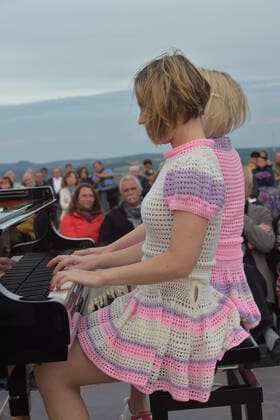 Das Klavierduo KamiLada begeistert am Samstagabend (31.07.2021) auf der Bergehalde in Ensdorf, direkt am Saarpolygon, das Publikum.