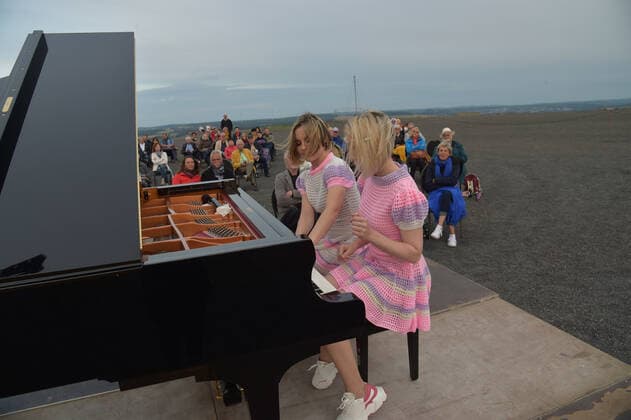 Das Klavierduo KamiLada begeistert am Samstagabend (31.07.2021) auf der Bergehalde in Ensdorf, direkt am Saarpolygon, das Publikum.